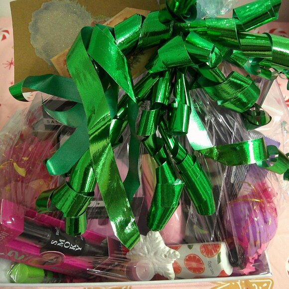 Merry & Matte - 21-Piece Christmas Makeup Gift Basket, Holiday Gifts for Her - Picture 5 of 6